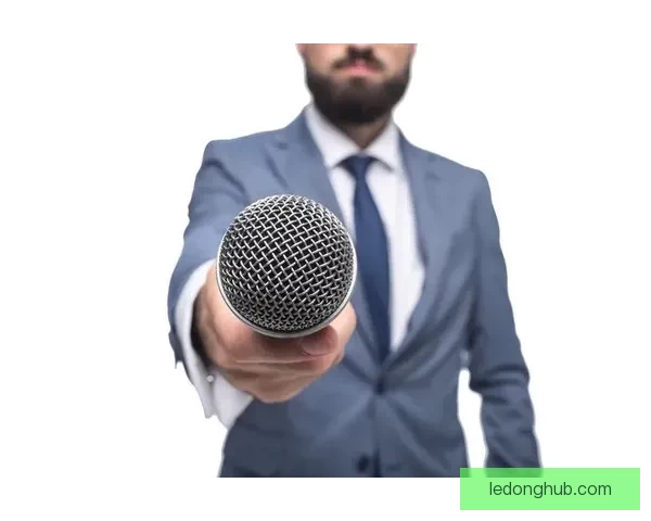 艾维街头演讲引关注 手持麦克风与路人分享独到见解与生活感悟